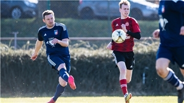 Kevin Romer (links) scheiterte gegen den FC Walsede mit einem Elfmeterschuss.