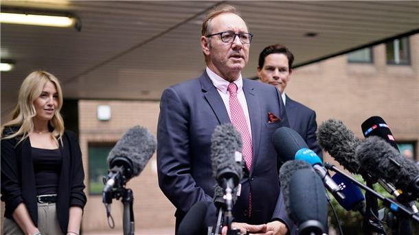 Kevin Spacey spricht vor dem Southwark Crown Court in London.