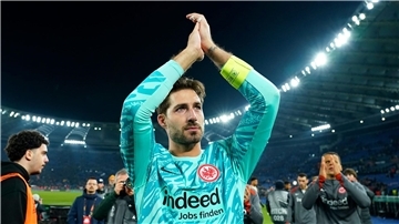 Kevin Trapp wird von Eintracht Frankfurt vor dem Champions-League-Spiel gegen Galatasaray Istanbul feierlich verabschiedet. 