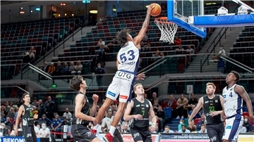 Kevin Yebo wirft zwei Punkte für die Eisbären beim „Freimarkt-Spiel“ in der Bremer ÖVB-Arena.