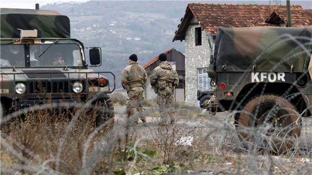 Britische Soldaten für Verstärkung der KFOR-Truppe im Kosovo KFOR-Soldaten bewachen einen Kontrollpunkt in der Nähe des nördlichen Kosovo-Grenzübergangs von Jarinje. (Archiv)