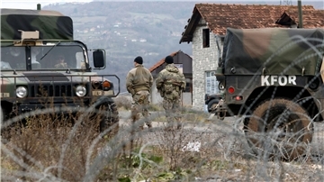 KFOR-Soldaten bewachen einen Kontrollpunkt in der Nähe des nördlichen Kosovo-Grenzübergangs von Jarinje. (Archiv)