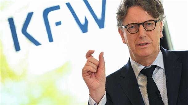 KfW: Heizungsförderung läuft trotz Streits weiter KfW-Vorstandschef Stefan Wintels sieht die staatliche Förderbank gut aufgestellt.