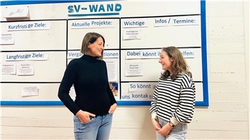 KGS-Schulleiterin Sandra Pohl und Schülersprecherin Antonia Müller stehen vor der Info-Wand der Schülervertretung. Junge Menschen bringen sich in Tarmstedt intensiv ins Schulleben ein. Beim aktuellen Projekt haben sie sogar das Sagen.