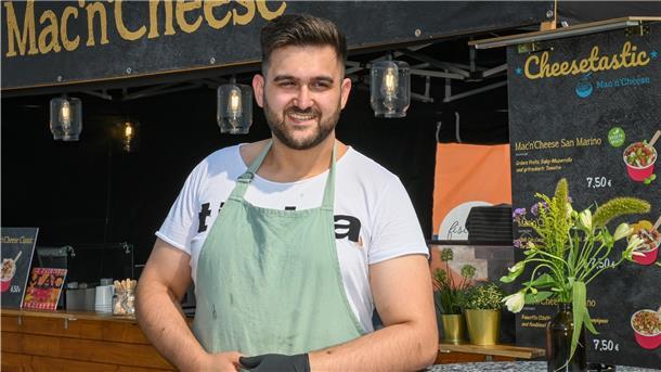 So lecker ist Streetfood bei den Maritimen Tagen Kianoush erkennt in Käse-Makkaroni den Trend.