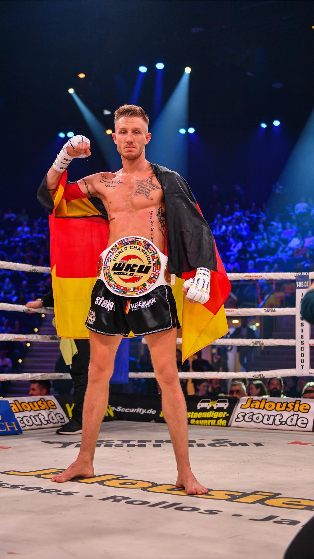 Kickboxer Pascal Schroth nach seinem Sieg gegen Giannis Boukis in München.