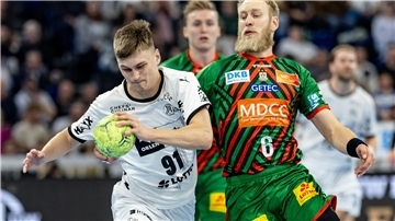 Kiels Bence Imre (l) und Magdeburgs Matthias Musche kämpfen um den Ball.