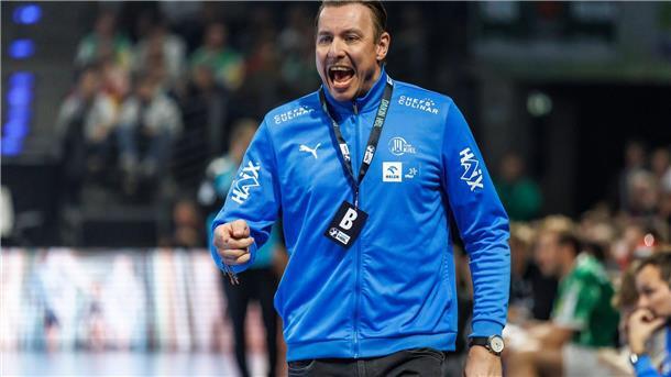 Kiel feiert klaren Heimsieg gegen Wetzlar Kiels Coach Filip Jicha gibt Kommandos an der Seitenlinie.