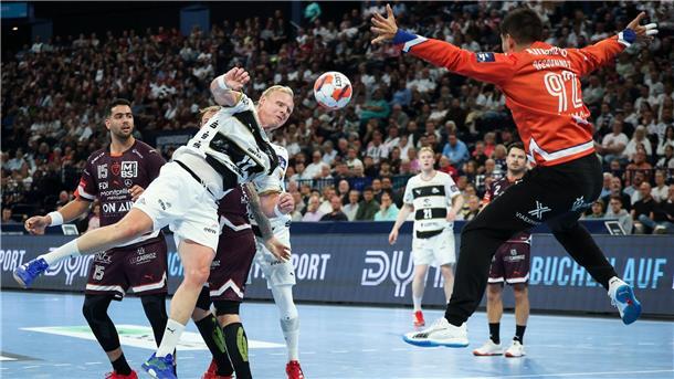 Kiels Patrick Wiencek (l) trifft gegen Montpeliers Torwart Remi Desbonnet.