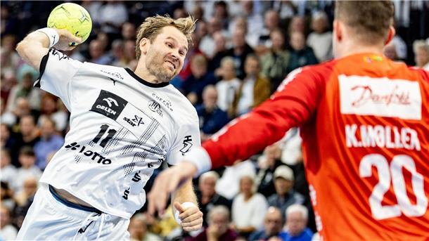 Kiels Petter Överby wirft auf das Tor.