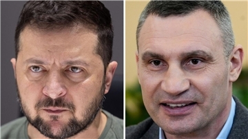 Kiews Bürgermeister Klitschko (r) beklagt eine Einmischung in seine Amtsgeschäfte durch den neuen von Selenskyj eingesetzten Militärgouverneur der Stadt. (Archivbild)