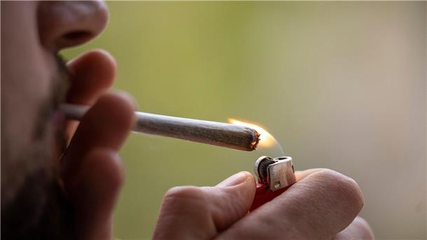 Cannabis-Schwarzmarkt bisher kaum verdrängt Kiffen ist seit April 2024 mit vielen Vorgaben für Erwachsene legal. (Archivbild)