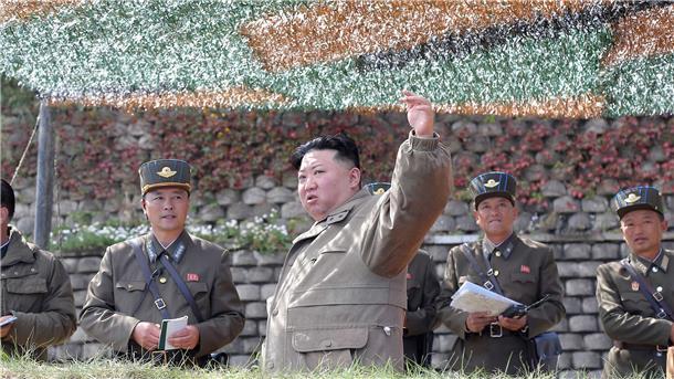 Kim Jong Un bei einer Militärübung für Luftangriffe der koreanischen Volksarmee.