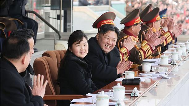 Kim Jong Un und seine Tochter an einem ungenannten Ort in Nordkorea, die laut Angaben Sportspiele der Mitarbeiter des Kabinetts und des Verteidigungsministeriums verfolgen.