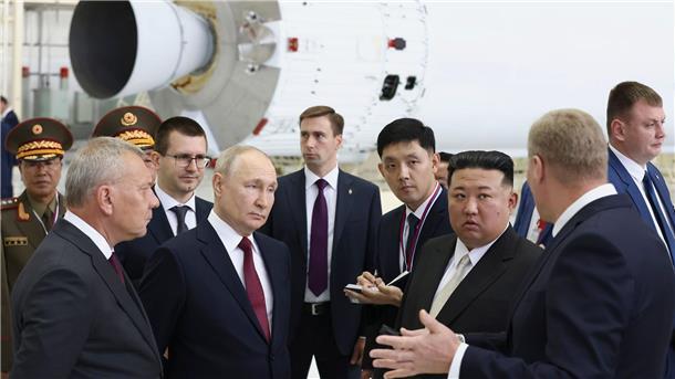 Kim zeigte laut Putin großes Interesse an der Raketentechnik. Medienberichten zufolge stellte der nordkoreanische Machthaber während der Besichtigung viele Fragen zum russischen Raketenprogramm.