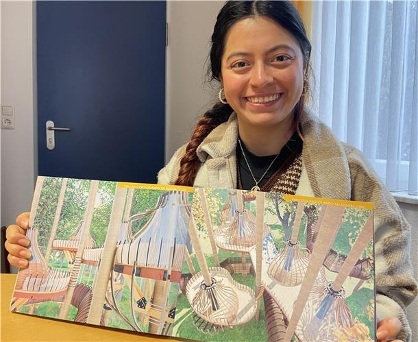 Wieso die architektonische Vision einer Kolumbianerin zu unserer Region passt Frau mit Buch das futuristische Bauten zeigt