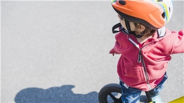 Kind fährt draußen Fahrrad