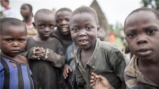 Unicef: 47 Millionen Kinder in Afrika brauchen Hilfe Kinder aus dem Kongo blicken neugierig in die Kamera. In der Demokratischen Republik Kongo werden die meisten Verletzungen von Kinderrechten weltweit verzeichnet.