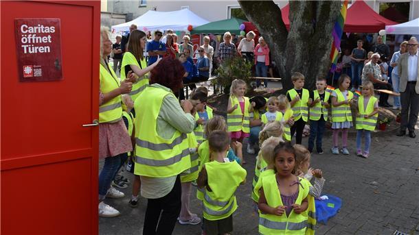 Bild von Kindern aus dem Nordenhamer Willehad-Kindergarten und ihrer Erzieherinnen beim Auftritt beim Tag der Generationen.