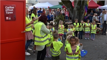 Bild von Kindern aus dem Nordenhamer Willehad-Kindergarten und ihrer Erzieherinnen beim Auftritt beim Tag der Generationen.