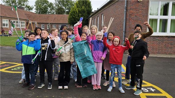 Bild von Kindern der Grundschule Atens beim Müllsammeln
