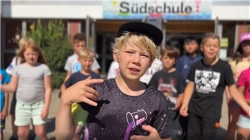 Kinder der Grundschule Süd haben gemeinsam mit Rapper SPAX einen Rapsong zum Thema Zusammenhalt geschrieben.