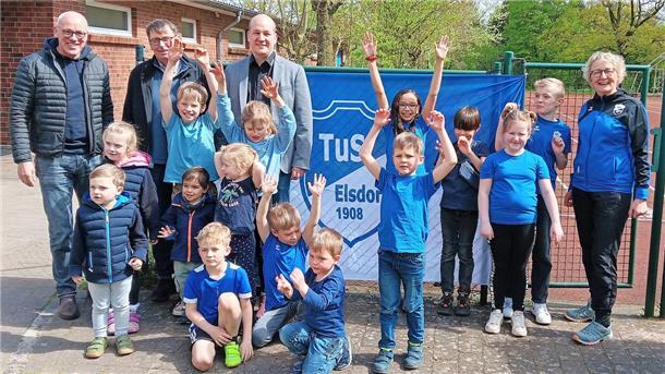 Kinder des TuS Elsdorf freuen sich über die Spende der Firma Noerpel. 