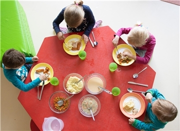Kinder, die ganztags in einer Kita betreut werden, bekommen dort eine Mittagsmahlzeit. Dafür kommen die Eltern auf und sie tragen die Preissteigerungen.