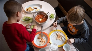 Kinder essen Mittag in der Kita. 