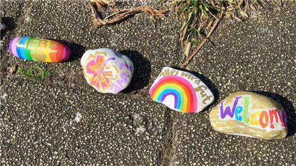 Kinder haben diese bunten Steine mit Wünschen im Speckenbütteler Park ausgelegt.