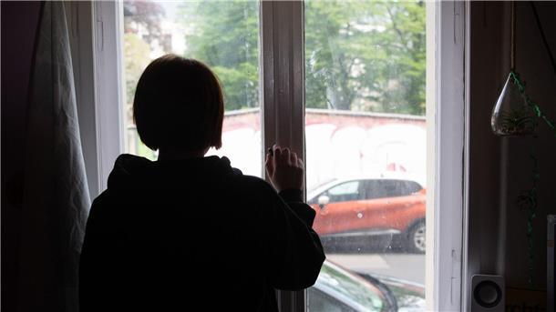 Magersucht, soziale Angst: Spuren der Pandemie bei Jugend Kinder haben nach Experteneinschätzung in der Pandemie besonders unter Einsamkeit gelitten (Symbolbild).