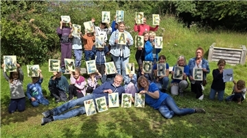 Kinder hatten am Vormittag aus Naturmaterialien des Umweltpyramide-Gartens die 28 Buchstaben „50 Jahre NABU Bremervörde-Zeven“ auf 28 DIN A4-Blätter geklebt. 