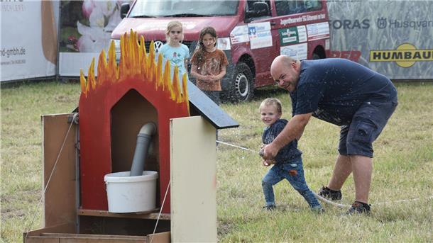 Hamersen feiert sein 1000-jähriges Bestehen: Ein Jubiläum ohne viel Brimborium Das Foto zeigt ein Kind beim Löschen eines vermeintlichen Feuers.