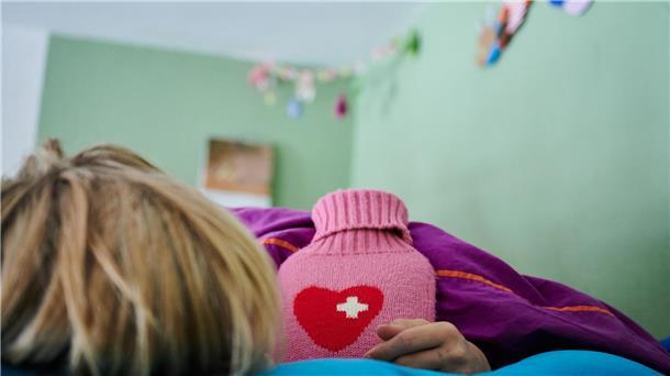 Wohl Grund für schwere Corona-Reaktion bei Kindern entdeckt Kinder mit Pims entwickeln Wochen nach einer Corona-Infektion beispielsweise hohes Fieber und Hautausschläge. (Symbolbild)