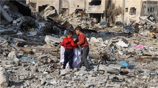 Israel: Dutzende Hamas-Terroristen in Chan Junis getötet Kinder sammeln Gegenstände in den Trümmern zerstörter Gebäude im Flüchtlingslager Dschabalia am Rande von Gaza-Stadt.