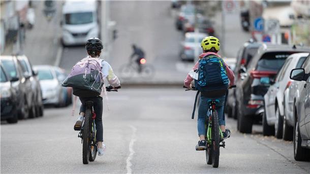 Mitgestalten, mitreden, unabhängig sein Kinder sind auf Fahrrädern unterwegs. Viele junge Leute wünschen sich sichere Radwege, um unabhängig zu sein.