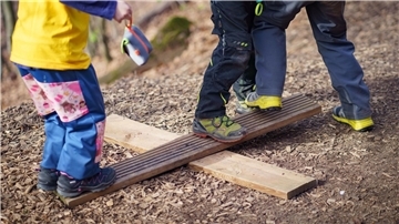 Kinder spielen im Freien. 