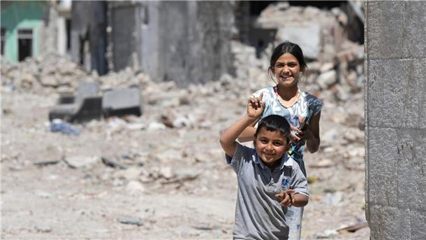 Türkische Kinder leiden stark unter Erdbeben-Folgen Kinder spielen in den Trümmern der Altstadt von Antakya.