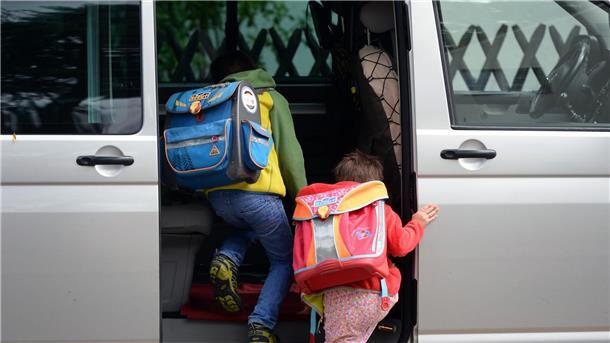 Politiker erinnert: „Angurten rettet Leben“ Kinder steigen in ein Auto. Bei einer Verkehrskontrolle im Bundesland Bayern kam gerade raus: Viele Eltern achten nicht darauf, ob ihre Kinder im Auto angeschnallt sind.