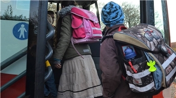 Kinder steigen vor der Grundschule Tarmstedt in einen Bus. In Corona-Zeiten sollen die Busse möglichst nicht zu voll sein, um das Infektionsrisiko zu minimieren – so die Idee der Landesregierung. Deshalb legte sie eine Sonderfinanzhilfe auf, die den Einsatz von zusätzlichen Bussen ermöglicht. Jetzt läuft diese aus.