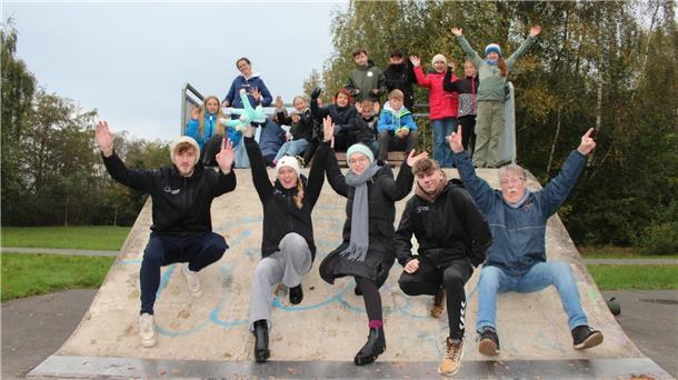 Kinder und Betreuer winken dem Fotografen zu. 