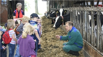 Kinder und ein Landwirt im direkten Austausch.