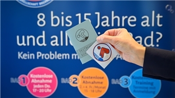 Kinder und Jugendliche, die ohne Eltern schwimmen gehen möchten, müssen künftig mindestens das „Bronze“-Abzeichen haben.