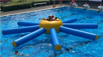 Zwei Jungs toben sich auf der Krake im Wasser aus. 