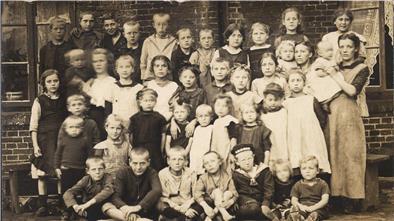 Kinder und Mütter in Geesthelle auf einem möglicherweise im Ersten Weltkrieg oder in den 1920er Jahren entstandenen.
