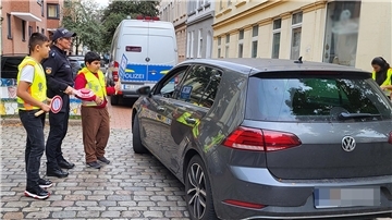 Kinder vom Verein "Rückenkind für Leher Kinder" führen gemeinsam mit Kontaktpolizistin Iris Daniels aufklärende Gespräche.