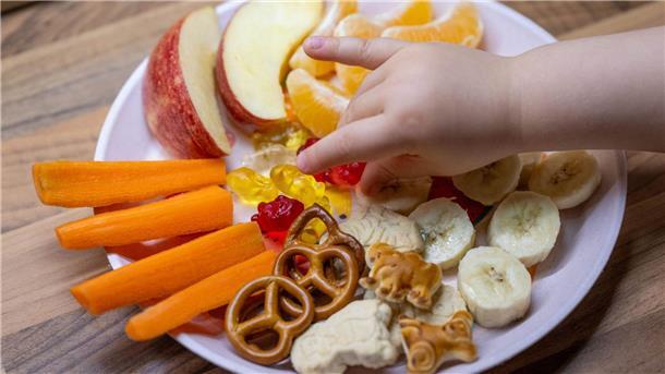 Langeweile lässt Kinder mehr futtern Kinder von vier bis sechs Jahren benötigen der DGE zufolge 1300 bis 1800 Kilokalorien (kcal) täglich. Wichtig sei ein vielseitiges und abwechslungsreiches Angebot an Nahrungsmitteln.