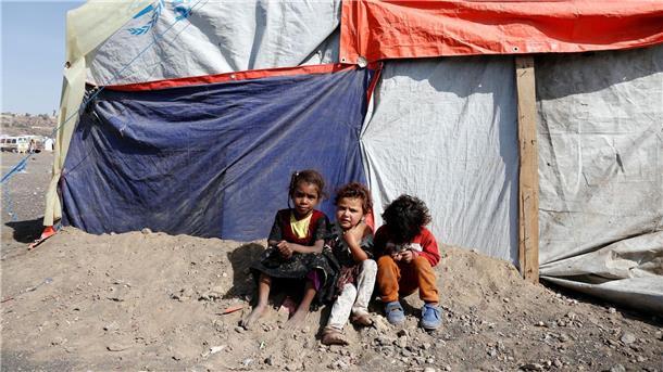 Jemen soll mehr als 1,1 Milliarden Euro bekommen Kinder vor einem Zelt im Lager Dharawan für Binnenflüchtlinge in der Nähe von Sanaa.