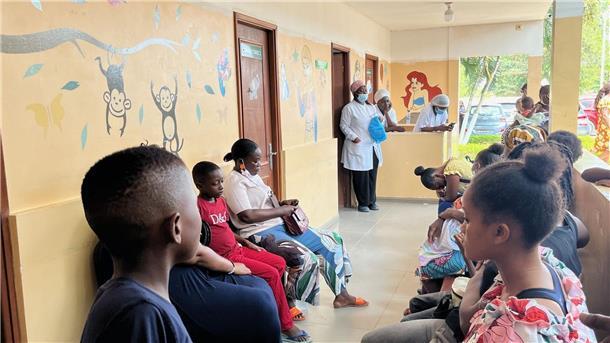 Millionen Afrikaner ohne Geburtsurkunde und legale Identität Kinder warten mit ihren Eltern auf einen Impftermin im Cajueiro Krankenhaus.