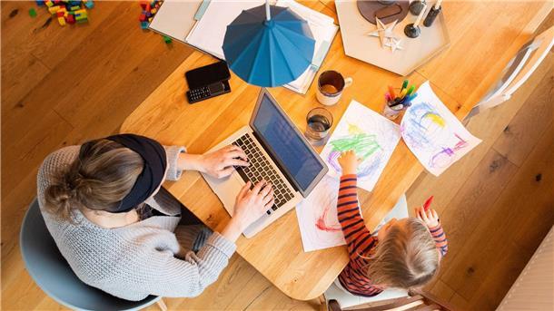 Pandemie hat für viele Frauen Langzeit-Folgen Kinderbetreuung und Homeoffice: Vor allem Frauen müssen oft zwei Aufgaben unter einen Hut bringen.